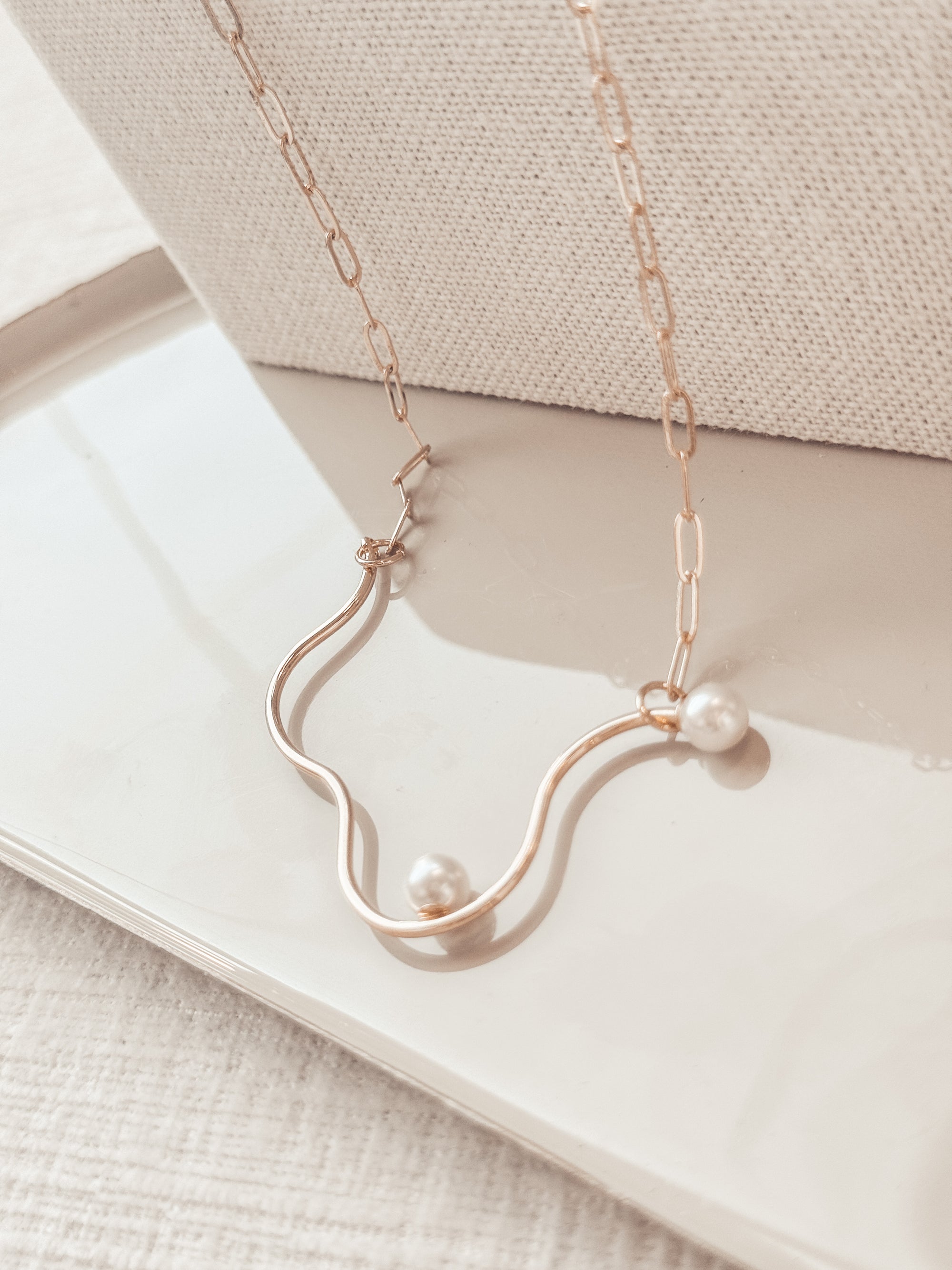 Wavy Pearl Necklace